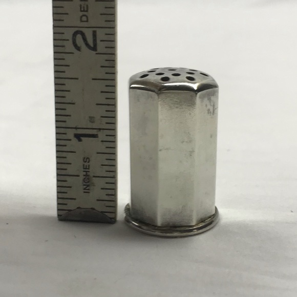 Vintage sterling silver salt/herb shaker - Picture 11 of 12